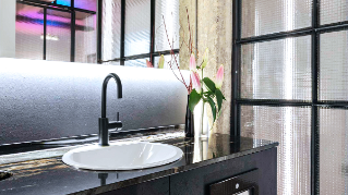 Natural elements and clearly accentuated design characterize the washrooms of the dental practice Zähne im Zentrum in Münster.