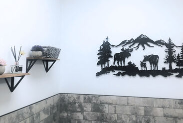 Bathroom at a dental practice – small accessories adorn the walls.